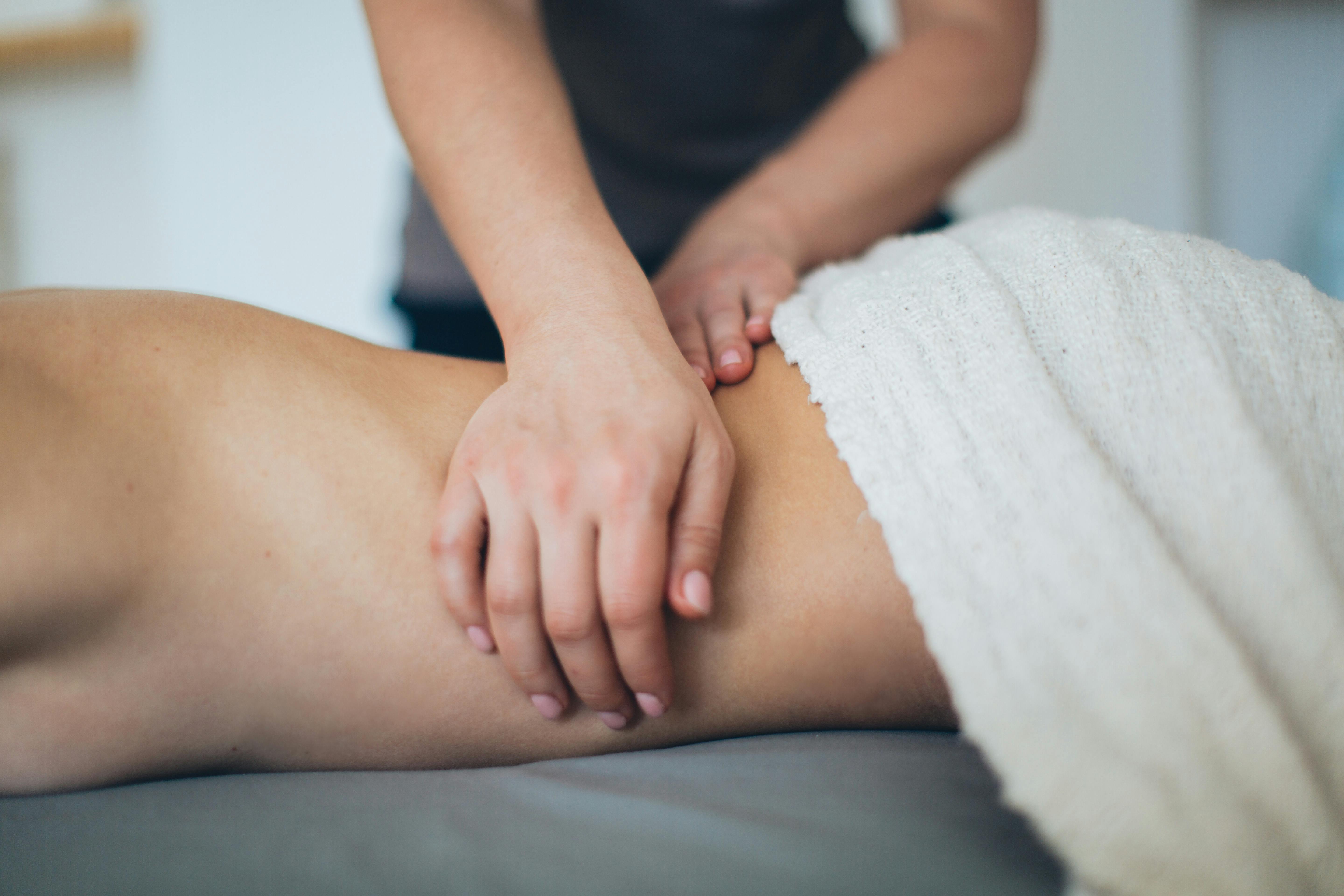 Les bienfaits du massage californien : une invitation à la détente
